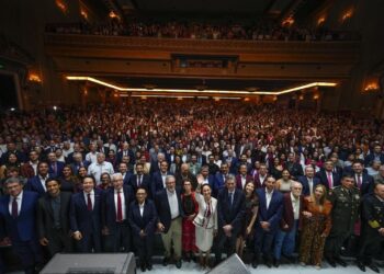 Asiste Américo Villarreal a celebración tras entrega de constancia a Claudia Sheinbaum como primera presidenta de México