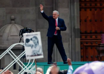 López Obrador afirma que México vive “una auténtica democracia” y “revirtió la decadencia”