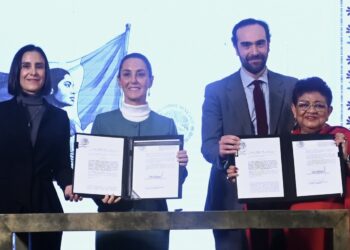 FIRMA SHEINBAUM DECRETO QUE DEVUELVE CFE Y PEMEX AL PUEBLO DE MÉXICO