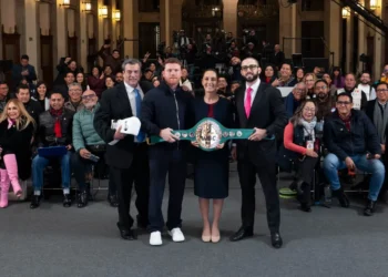 ‘Canelo’ Álvarez y CMB visitan a Sheinbaum; le entregan cinturón de campeona mundial y “guantes de la paz”