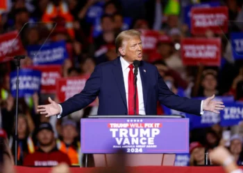 Trump amaga a Sheinbaum con aranceles del 25 % para frenar migración hacia EE.UU.