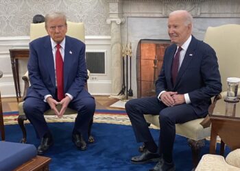 Trump llega a Washington para reunirse con Biden e iniciar transición de gobierno