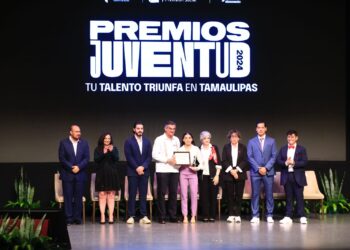 Premia Américo Villarreal a talentosos jóvenes y deportistas tamaulipecos