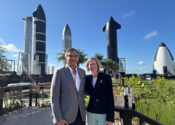 Visita gobernador Américo Villarreal empresa SpaceX en Texas