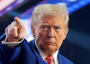 Al borde de la desaparición, oposición busca un héroe extranjero