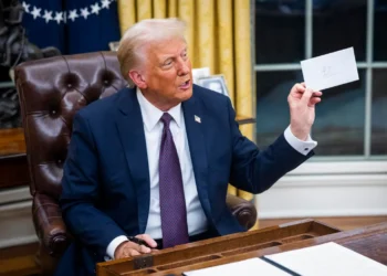 Trump desmantela el legado de Biden con una ola de decretos que inauguran su mandato