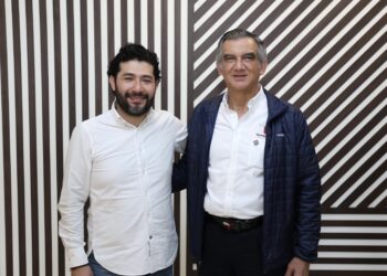 Américo Villarreal continúa de gira por la Ribereña atendiendo a paisanos repatriados