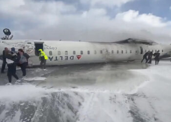Avión de Delta Airlines vuelca en aeropuerto de Toronto, en Canadá