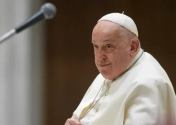 El papa Francisco permanece en estado “crítico” tras sufrir una crisis respiratoria