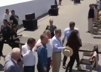 “Estaban distraídos”: Sheinbaum minimiza descortesía de líderes de la 4T en el Zócalo