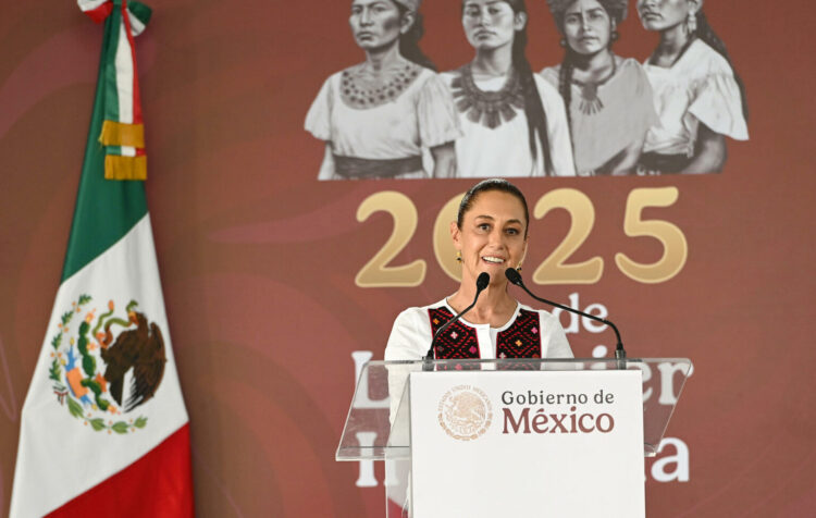 MEX6450. CHIAPAS (MÉXICO), 15/03/2025.- Fotografía cedida por la presidencia de México de la presidenta de México, Claudia Sheinbaum, durante un acto protocolario este sábado en el estado de Chiapas (México). Sheinbaum afirmó que no le tiene miedo al presidente estadounidense Donald Trump e insistió en que su gobierno defenderá la soberanía e independencia del país ante cualquier nación. EFE/Presidencia de México / SOLO USO EDITORIAL/NOVENTAS/SOLO DISPONIBLE PARA ILUSTRAR LA NOTICIA QUE ACOMPAÑA(CRÉDITO OBLIGATORIO)