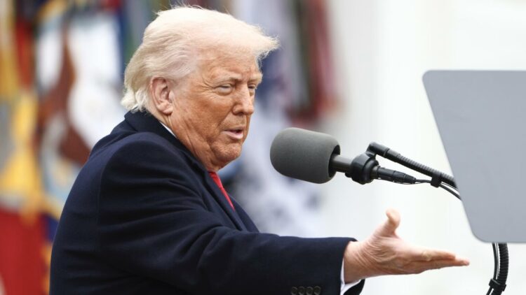 Washington (United States), 02/04/2025.- US President Donald Trump announces reciprocal tariffs against US trading partners in the Rose Garden of the White House in Washington, DC, USA, 02 April 2025. Trump has branded the day 'Liberation Day', though most economists expect US consumers to foot the costs. EFE/EPA/JIM LO SCALZO / POOL