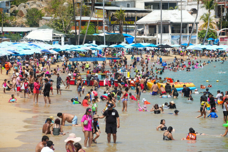 Turistas disfrutan en una playa este lunes, en Acapulco (México). EFE/ David Guzmán