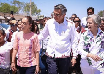 Sheinbaum y Américo Villarreal visitan a damnificados de Reynosa