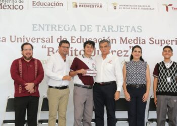 Entrega gobernador a estudiantes de la zona sur becas federales “Benito Juárez”