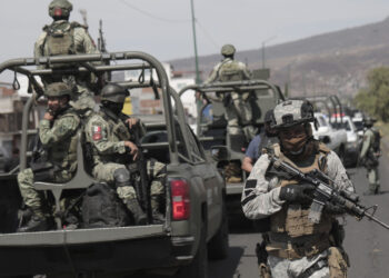 Ejército Mexicano detiene a 17 presuntos sicarios por explosión de mina en Michoacán