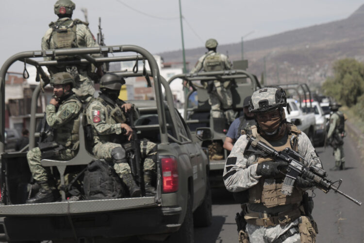 Fotografía de archivo donde aparecen miembros del Ejercito Mexicano y de la Guardia Nacional patrullan las principales avenidas en la Ciudad de Morelia en el estado de Michoacán (México). EFE/ Iván Villanueva