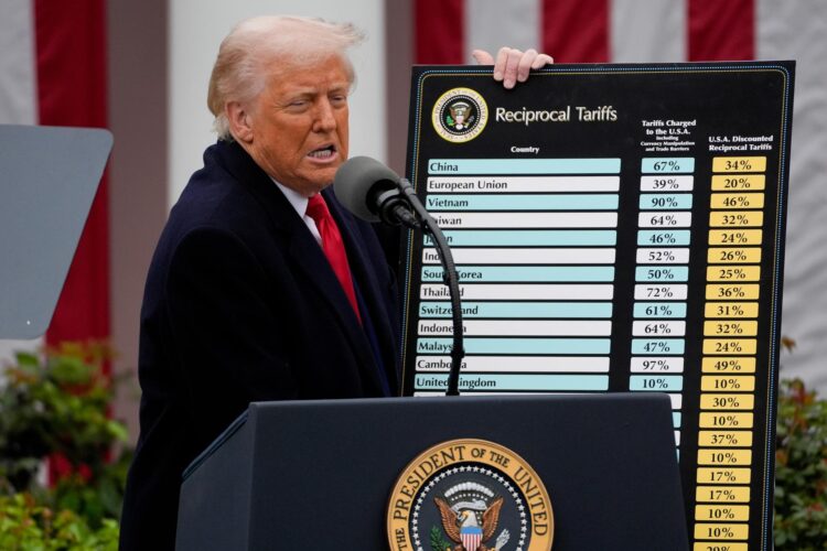 KEN15. WASHINGTON (ESTADOS UNIDOS), 28/05/2025.- Fotografía de archivo fechada el 2 de abril de 2025 del presidente de Estados Unidos, Donald Trump, mostrando una tabla con aranceles aplicables a socios comerciales de Estados Unidos, durante una rueda de prensa en el Jardín de las Rosas de la Casa Blanca en Washington (Estados Unidos). Una corte federal estadounidenses bloqueó este miércoles buena parte de la política arancelaria del presidente Donald Trump sobre las importaciones de numerosos países al considerar que este se está excediendo en sus poderes. EFE/ Kent Nishimura / POOL