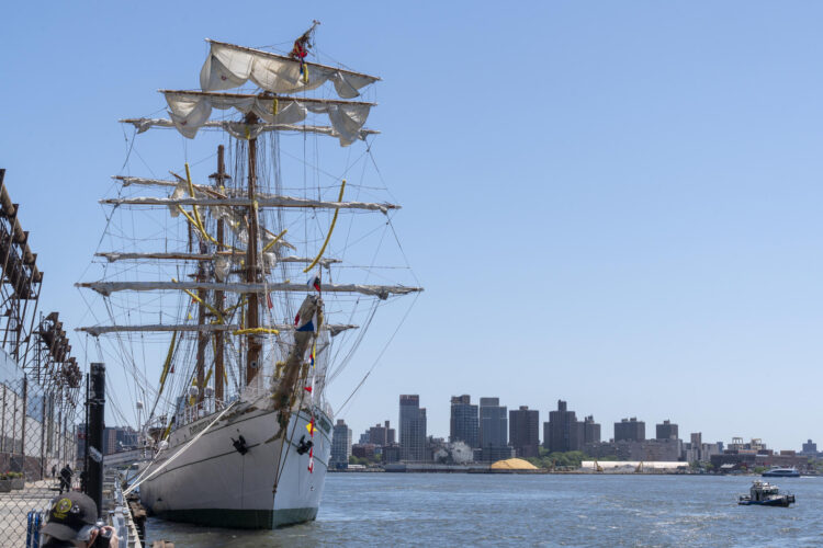 AME9092. NUEVA YORK (ESTADOS UNIDOS), 19/05/2025.- Fotografía del buque escuela Cuauhte´moc estacionado en el puerto 36 este lunes, en Nueva York (Estados Unidos). Las investigaciones para esclarecer las causas que ocasionaron el impacto del buque escuela Cuauhtémoc con el puente de Brooklyn avanzan de la mano de autoridades estadounidenses y solo dos cadetes permanecen bajo atención médica en Nueva York, confirmó la presidenta Claudia Sheinbaum. EFE/ Ángel Colmenares
