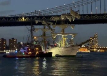 Buque Cuauhtémoc de la Marina choca con puente de Brooklyn, en Nueva York