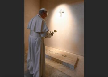 León XIV acude a la tumba de Francisco tras visitar por sorpresa un santuario agustino