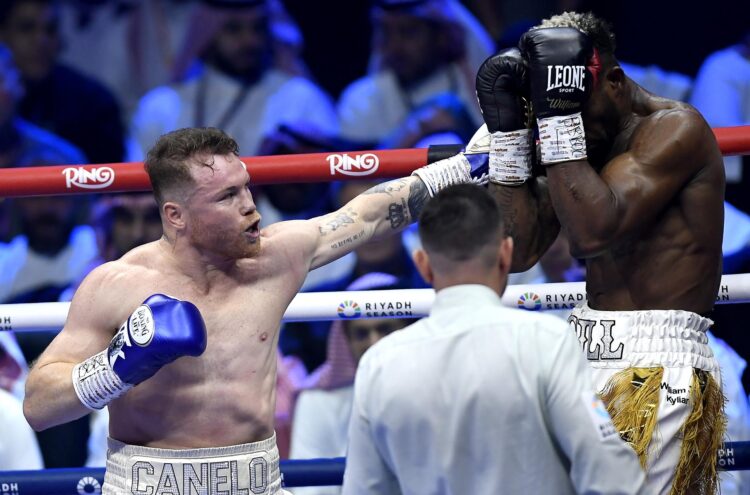 Riyadh (Saudi Arabia), 04/05/2025.- Saul 'Canelo' Alvarez (L) of Mexico fights William Scull of Cuba in their IBF Super Middleweight title bout in Riyadh, Saudi Arabia, 04 May 2025. Canelo won by unanimous decision and had unified the IBF title with his WBA (Super), WBC and WBO titles. (Arabia Saudita) EFE/EPA/STR