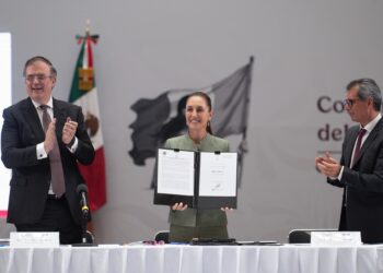 Sheinbaum firma acuerdo con tiendas para aumentar la venta de productos hechos en México
