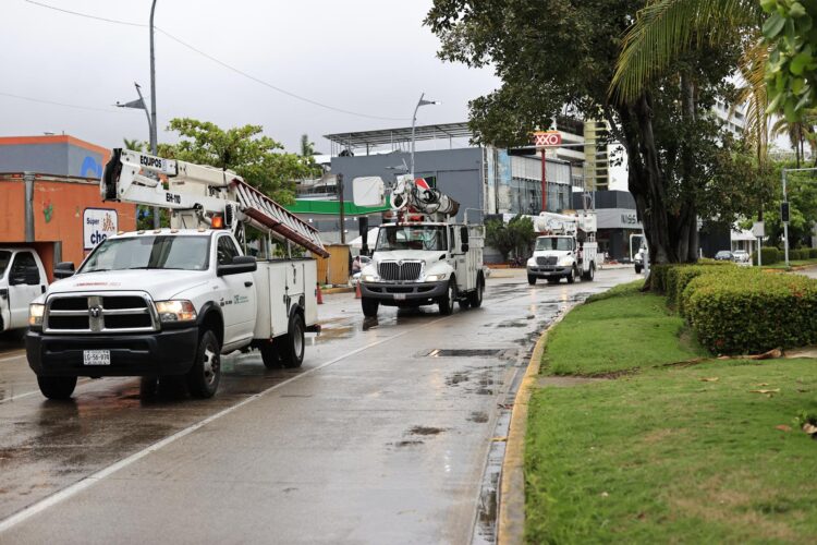 Integrantes de la Comisión Federal de Electricidad (CFE) hacen recorridos en vehiculos previo a la llegada del huracán Erick este jueves, en Acapulco (México). EFE/ David Guzmán