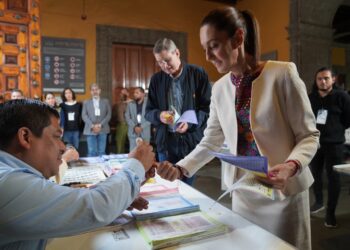 “Viva la democracia”: Sheinbaum vota en las elecciones judiciales