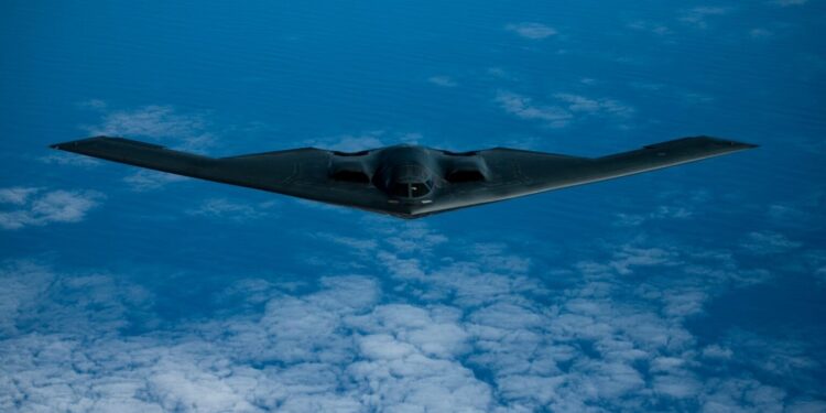 EE.UU. moviliza bombarderos B-2 hacia el Pacífico mientras Trump valora atacar Irán