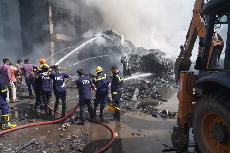 Ahmedabad (India), 12/06/2025.- Firefighters work at the site of a plane crash near Sardar Vallabhbhai Patel International Airport in Ahmedabad, Gujarat, western India, 12 June 2025. Air India flight AI171, bound for London carrying 242 passengers and crew members on board a Boeing 787-8 aircraft, crashed minutes after take-off in the Meghaninagar area of Ahmedabad. (Londres) EFE/EPA/SIDDHARAJ SOLANKI