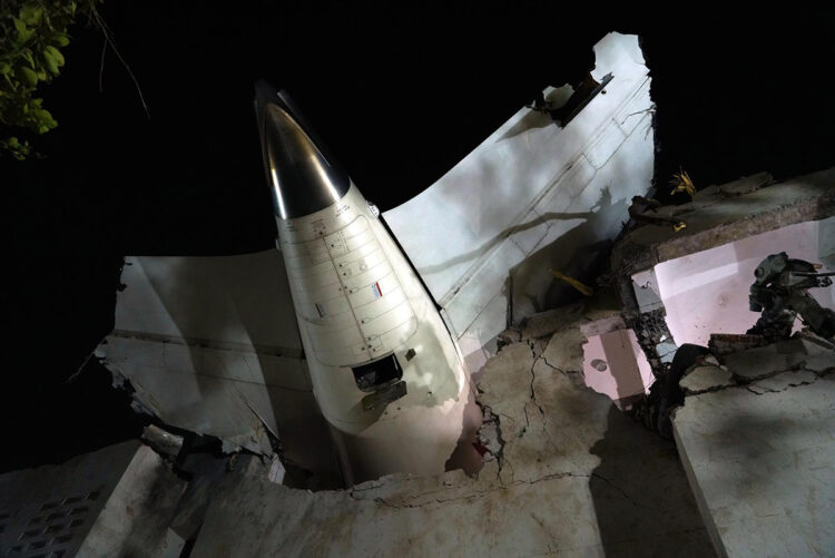 Ahmedabad (India), 12/06/2025.- The site of a plane crash near Sardar Vallabhbhai Patel International Airport in Ahmedabad, Gujarat, western India, 12 June 2025. Air India flight AI171, bound for London carrying 242 passengers and crew members on board a Boeing 787-8 aircraft, crashed minutes after take-off in the Meghaninagar area of Ahmedabad. (Londres) EFE/EPA/SIDDHARAJ SOLANKI