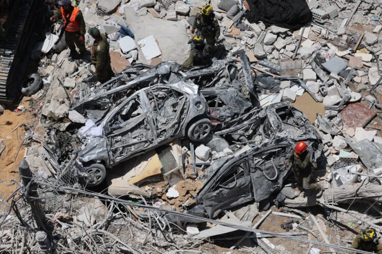 Bat Yam (Israel), 15/06/2025.- Members of Israel's Home Front Command search for missing people under the rubble of a partially collapsed residential building after Iranian ballistic missiles hit Bat Yam, central Israel, 15 June 2025. Iran launched a barrage of ballistic missiles at Israel overnight in retaliation for Israeli airstrikes on Iranian targets. Magen David Adom (MDA), Israel's national emergency services, reported at least six killed and dozens injured, including two in critical condition. EFE/EPA/ABIR SULTAN