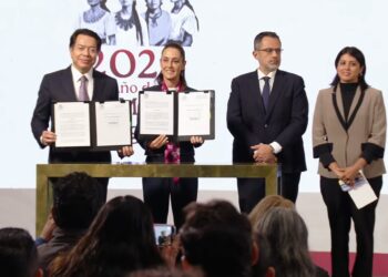 Sheinbaum firma decretos en beneficio de maestros; desaparecerá USICAMM y disminuirá edad de jubilación