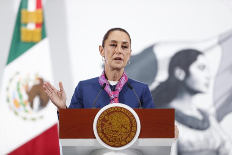 MEX4037. CIUDAD DE MÉXICO (MÉXICO), 02/06/2025.- La presidenta de México, Claudia Sheinbaum, habla en una rueda de prensa este lunes, en el Palacio Nacional de Ciudad de México (México). EFE/ Sáshenka Gutiérrez