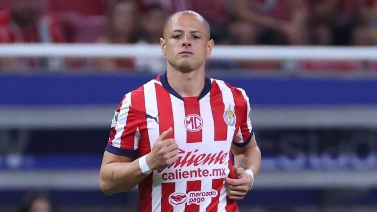 Javier Hernández durante un partido con Chivas.
Créditos: @ch14_