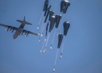 Gaza recibe ayuda humanitaria por tierra y aire en medio de crisis alimentaria