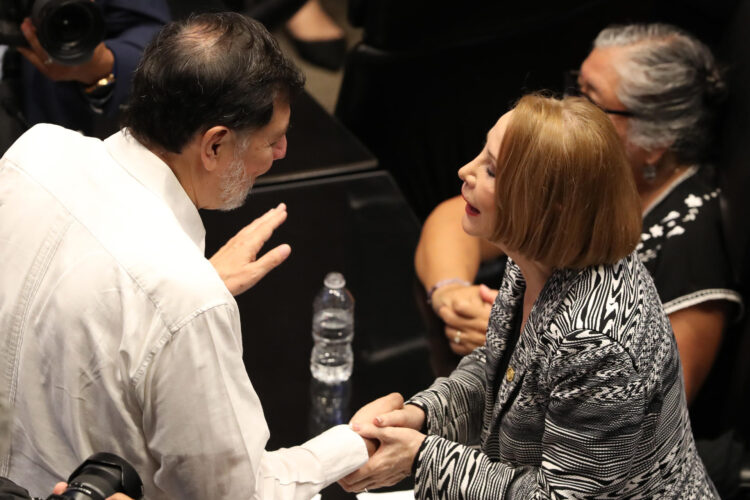La presidenta del Senado mexicano Laura Itzel Castillo (d) habla con  legislador Gerardo Fernández Noroña este viernes, en Ciudad de México (México). EFE/ Mario Guzmán
