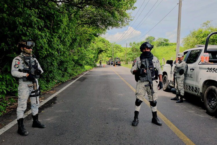 Imagen de archivo de personal de la Guardia Nacional (GN) que hace guardia en calles del Estado de México (México). EFE/José Luis de la Cruz