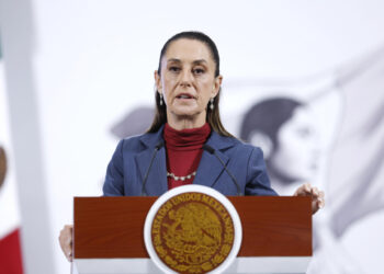 “Adversarios tienen profundo racismo y clasismo”: Sheinbaum respalda ceremonia de bastón de mando a ministros de la Corte