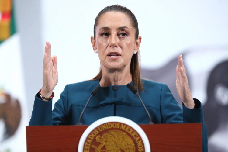 MEX713. CIUDAD DE MÉXICO (MÉXICO), 25/08/2025.- La presidenta de México, Claudia Sheinbaum, habla durante una rueda de prensa este lunes, en el Palacio Nacional de la Ciudad de México (México). Sheinbaum afirmó que su Gobierno no tiene inquietud que el narcotraficante mexicano Ismael El Mayo Zambada pudiera declarar en su audiencia programada para hoy en Estados Unidos. EFE/ Mario Guzmán