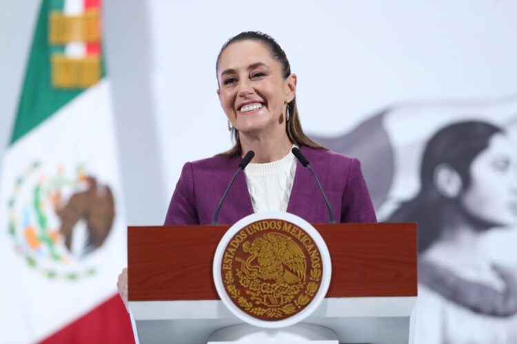 MEX9936. CIUDAD DE MÉXICO (MÉXICO), 14/08/2025.- La presidenta de México, Claudia Sheinbaum, habla en una rueda de prensa este jueves, en el Palacio Nacional de la Ciudad de México (México). EFE/ Mario Guzmán