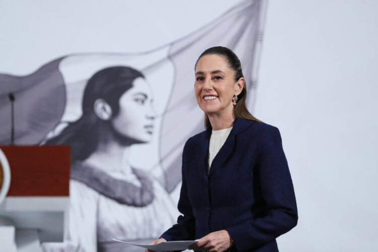 MEX9645. CIUDAD DE MÉXICO (MÉXICO), 11/08/2025.- La presidenta de México, Claudia Sheinbaum, participa en una rueda de prensa este lunes, en el Palacio Nacional de Ciudad de México (México). EFE/ Mario Guzmán