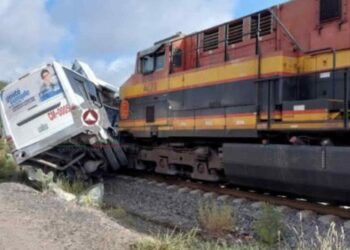 Cinco muertos y varios heridos tras choque de autobús con tren en Guanajuato