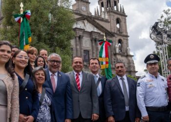 Abandera Ricardo Moreno a autoridades auxiliares de Toluca