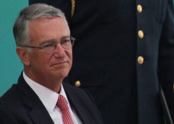 Ricardo Salinas Pliego, acorralado: jueza de EE.UU. ordena su arresto por millonaria deuda con AT&T