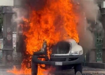 Normalistas de Ayotzinapa vandalizan el Campo Militar 1-A: incendian camión y lanzan petardos