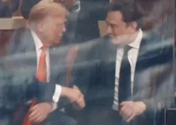 Trump y Musk se reencuentran y se dan la mano en el funeral de Charlie Kirk