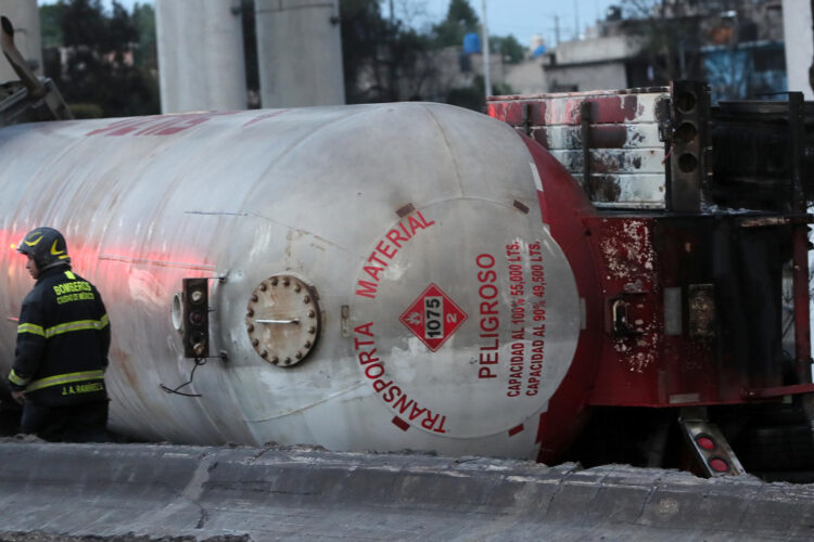 MEX2542. CIUDAD DE MÉXICO (MÉXICO), 13/09/2025.- Fotografía del 10 de septiembre de 2025 de un bombero junto a un camión de gas accidentado en la Ciudad de México (México). Autoridades de la Ciudad de México indicaron este sábado que las investigaciones apuntan a que la explosión de un camión de gas en la alcaldía Iztapalapa fue causada tras un choque por "exceso de velocidad" y descartaron la existencia de baches en la zona del accidente que ha dejado un centenar de heridos con al menos 13 fallecidos. EFE/ Mario Guzmán