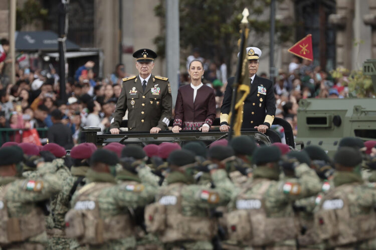 MEX2851. CIUDAD DE MÉXICO (MÉXICO), 16/09/2025.- La presidenta de México, Claudia Sheinbaum (c), acompañada del secretario de la Defensa Nacional, Ricardo Trevilla Trejo (i), y del secretario de Marina, Raymundo Pedro Morales (d), participan en el desfile del 215 aniversario de la Independencia de México este martes, en Ciudad de México (México). EFE/José Méndez